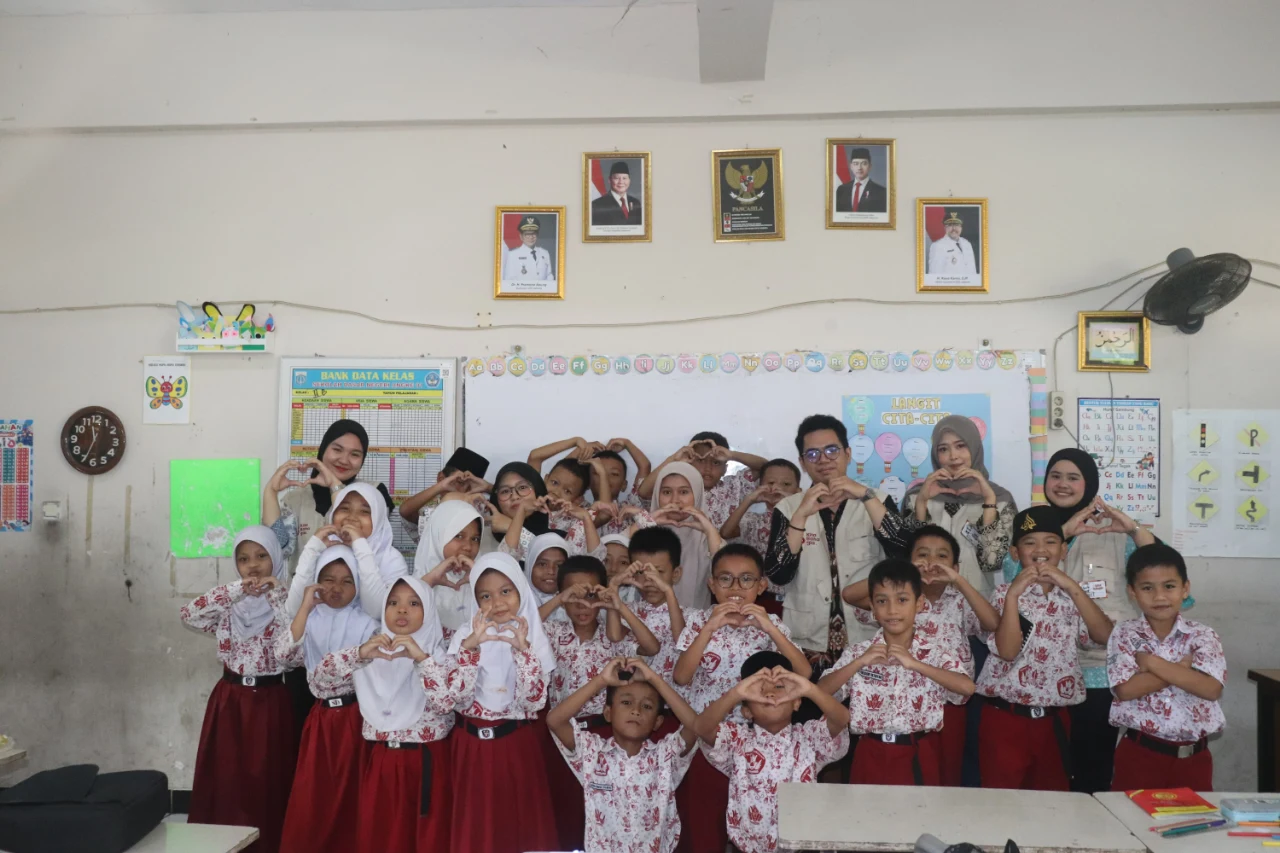 Relawan berkumpul dalam kegiatan lapangan