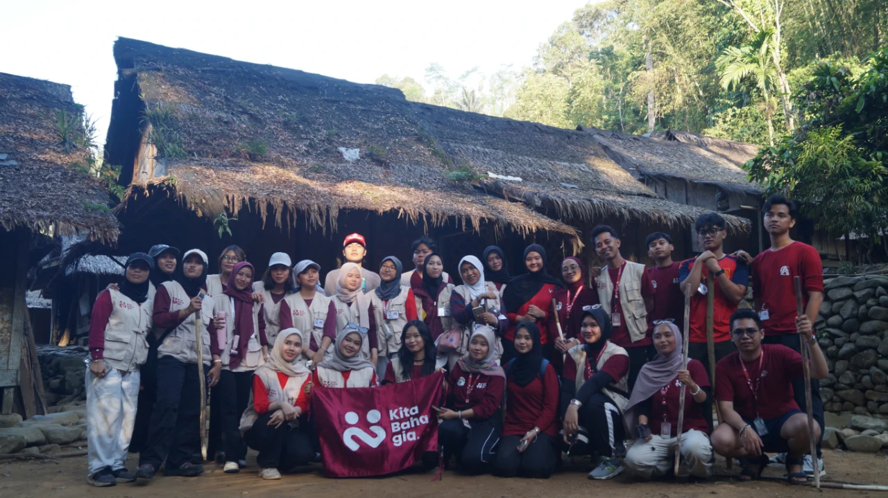 Relawan dan peserta mengikuti aktivitas komunitas