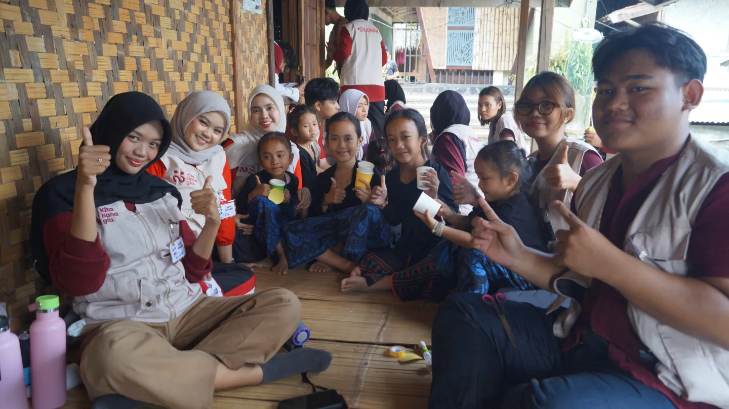 Relawan berbincang dan beraktivitas bersama peserta
